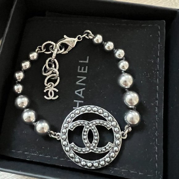 Brand new Chanel Bracelet with pearls - Picture 2 of 2